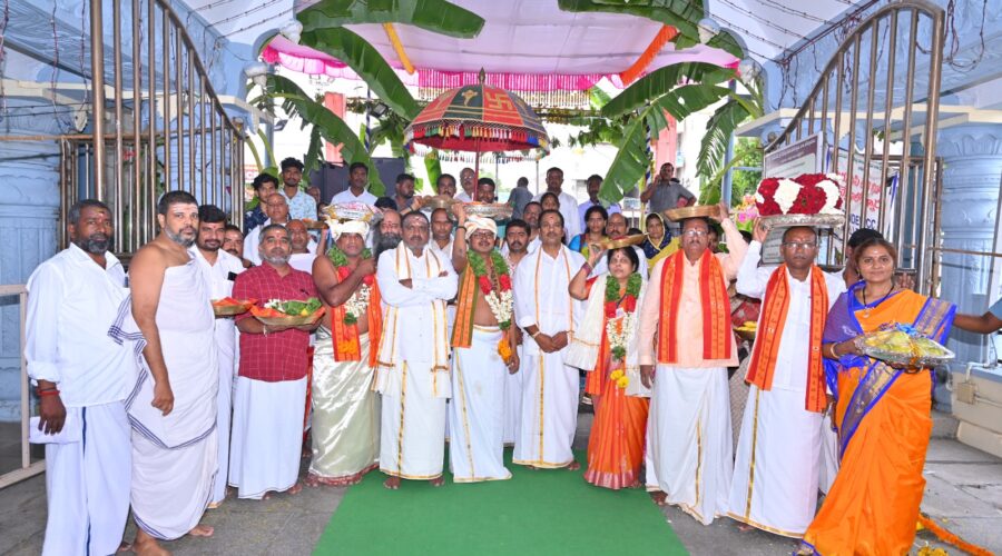 శ్రీశైలం దేవస్థానం వారు కాణిపాకం దేవస్థానం వరసిద్ధి వినాయక స్వామి బ్రహ్మోత్సవం సందర్బంగా పట్టువస్త్రాలు సమర్పణ