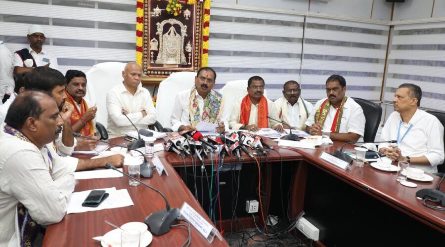 టిటిడి పాలక మండలి సమావేశంలో పాల్గొన్న బోర్డు సభ్యులు మరియు రాష్ట్ర నాయీ బ్రాహ్మణ కార్పోరేషన్ చైర్మన్ సిద్ధవటం యానాదయ్య గారు